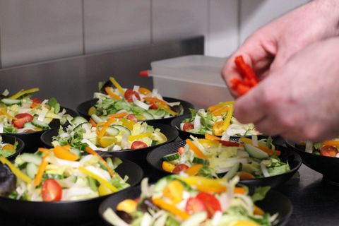 Dressage des assiettes en cuisine